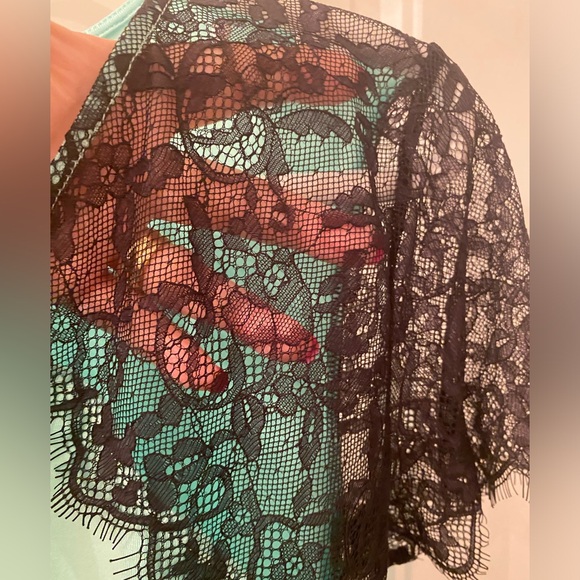 NWOT VENUS SIZE MEDIUM TEAL BLUE T-SHIRT WITH BLACK LACE SHORT SLEEVE DETAIL - Picture 5 of 11